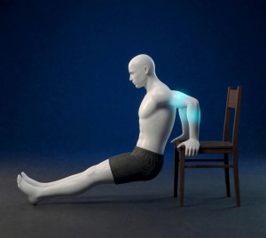Dips sur chaise, position basse, vue de côté, coudes pliés.