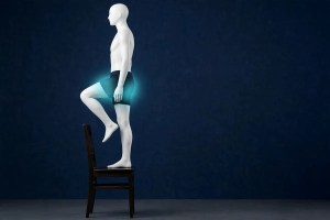 Montées sur chaise, position haute : debout sur la chaise, la jambe d'appui tendue, l'autre genou levé, le buste droit