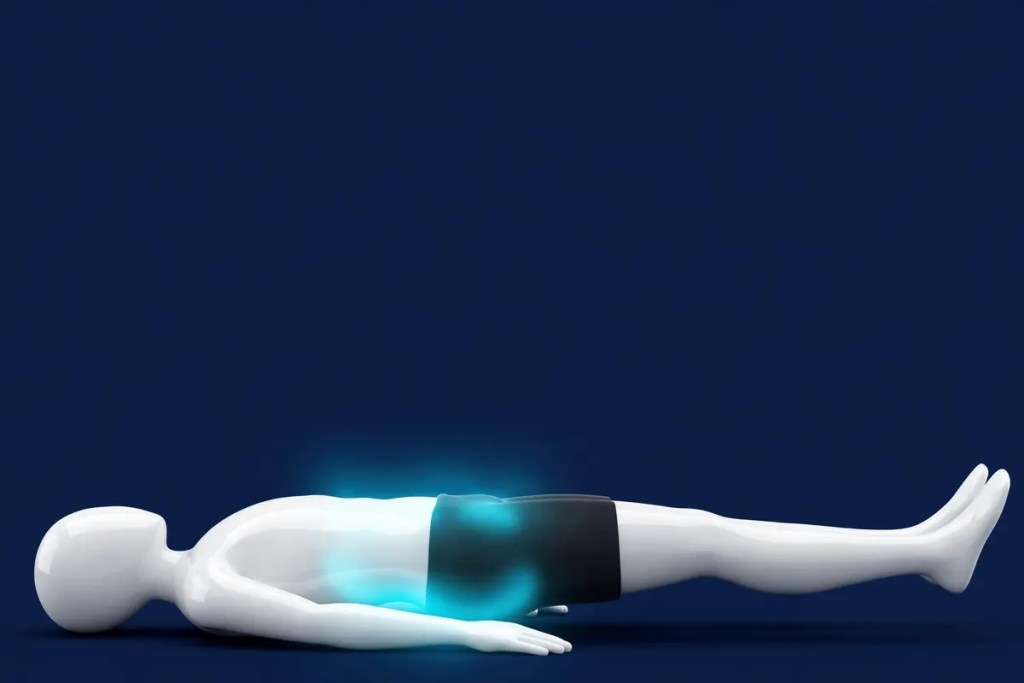 Relevés de jambes, position basse, jambes tendues juste au-dessus du sol, bas du dos collé au sol.